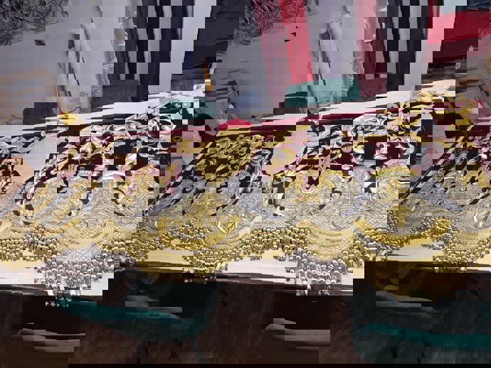 Una de las piezas robadas en el taller Bordados Oliva y Oro.