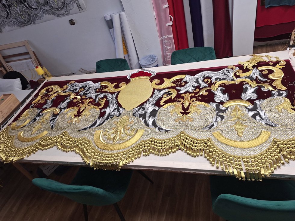 Una de las piezas robadas en el taller Bordados Oliva y Oro.
