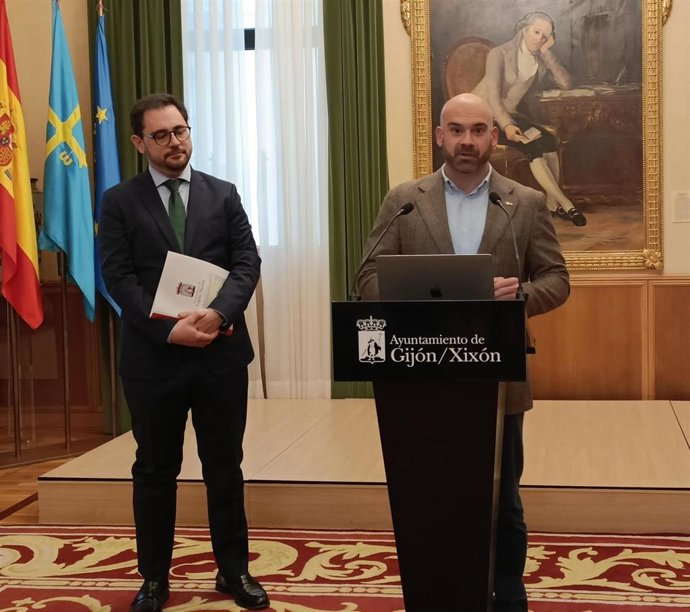 El director general de Alcaldía, Coordinación y Proyectos de Ciudad de Gijón, Jaime Fernández-Paíno (izda), junto al portavoz de Junta de Gobierno de Gijón, Jesús Martínez Salvador.