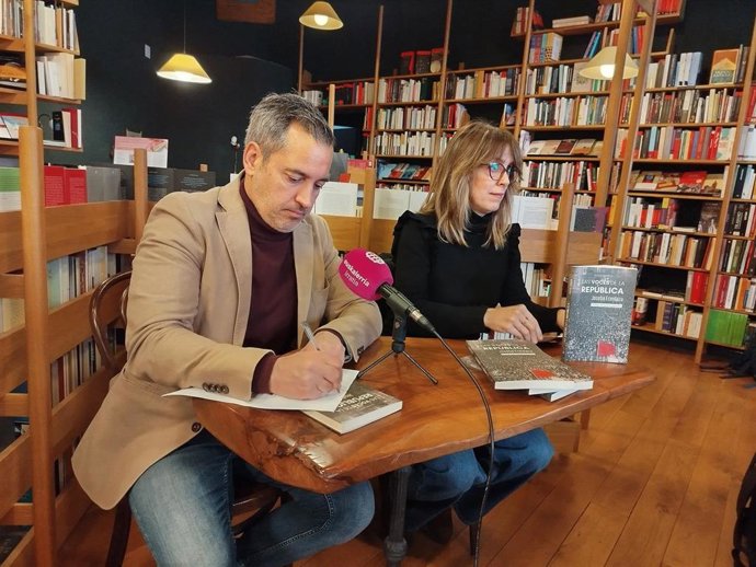Joseba Eceolaza, en la presentación del libro 'Las voces de la República', junto a María Oset