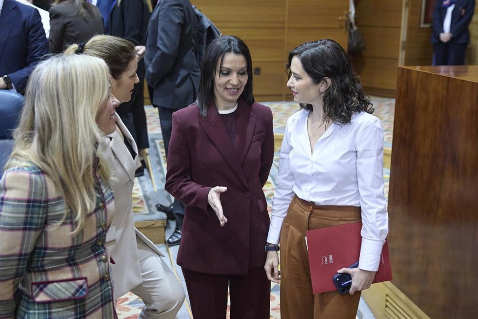 La presidenta de la Comunidad de Madrid, Isabel Díaz Ayuso (d), conversa con (I-D) la consejera de Economía, Hacienda y Empleo, Rocío Albert López-Ibor; la consejera de Familia, Juventud y Asuntos Sociales, Ana Dávila-Ponce de León, y la nueva consejera