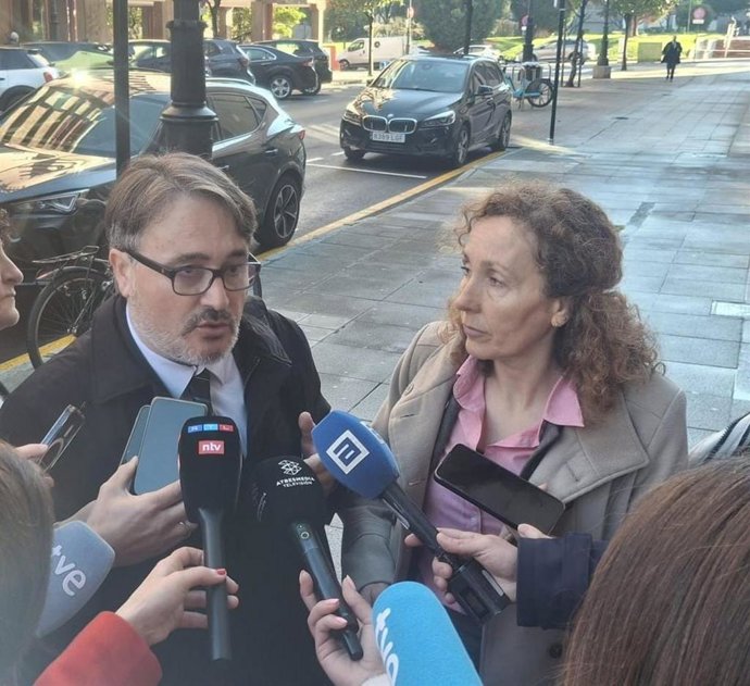 Os advogados dos pais acusados de manter os filhos trancados em uma casa em Fitoria, Javier Muñoz e Elena González, atendem à imprensa na entrada do julgamento.