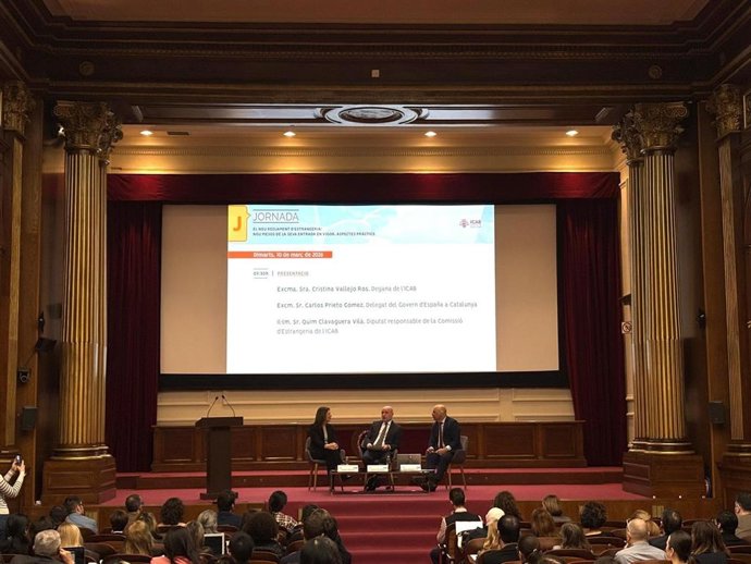 El delegado del Gobierno en Catalunya, Carlos Prieto, inaugura la jornada para analizar los primeros nueve meses de la entrada en vigor del nuevo reglamento de Extranjería