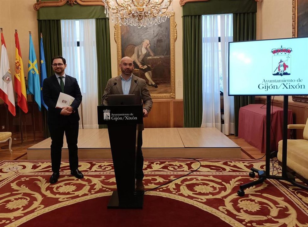 El concejal de Urbanismo del Ayuntamiento de Gijón, Jesús Martínez Salvador, interviene en rueda de prensa en el Consistorio gijonés, acompañado del director general de Alcaldía, Coordinación y Proyectos de Ciudad, Jaime Fernández-Paíno.