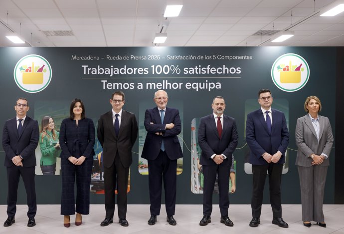 El presidente de Mercadona, Juan Roig (c), durante una rueda de prensa, a 10 de marzo de 2026. 
