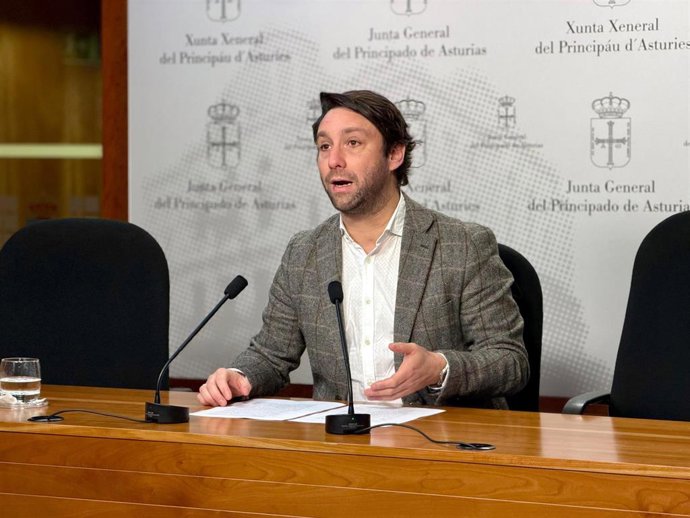 El diputado del PP de Asturias, Andrés Ruiz, durante la rueda de prensa de este martes en la Junta General.