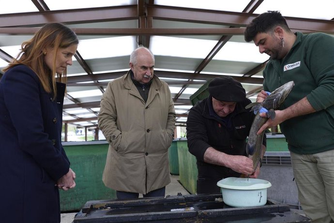 El consejero Aierdi visita la piscifactoria de Oronoz-Mugaire.