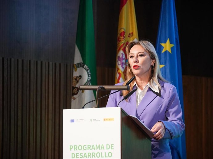 Imagen de archivo de la consejera de Economía, Hacienda, Fondos Europeos y Diálogo Social, y portavoz de la Junta de Andalucía, Carolina España, en un acto.