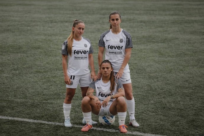 Jugadoras del FC Badalona Women posan con la nueva camiseta Nike