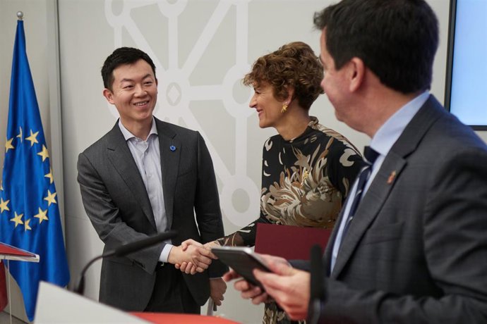 La presidenta de Navarra, María Chivite, el consejero de Industria y Transición Ecológica y Digital Empresarial, Mikel Irujo, y el director de Inversiones de Hithium, Hao Wang, durante una rueda de prensa, en el Palacio de Navarra, a 10 de marzo de 2026, 