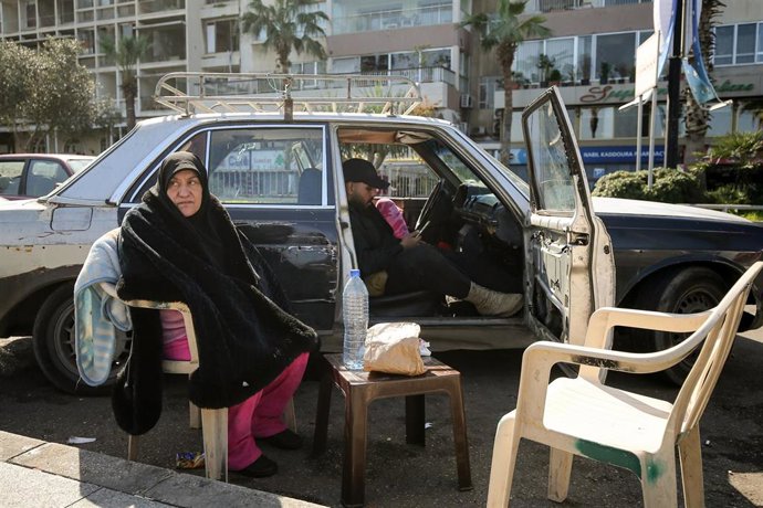 Imagen de archivo de una familia libanesa desplazada por los ataques.