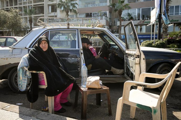 Imagem de arquivo de uma família libanesa deslocada pelos ataques.