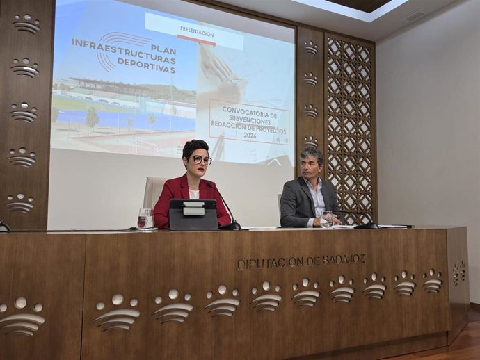La presidenta de la Diputación de Badajoz, Raquel del Puerto, presebnta el Plan Provincial de Infraestructuras Municipales para Instalaciones Deportivas