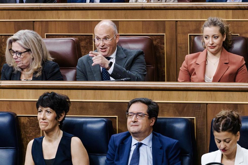 Archivo - Los ministros Elma Saiz, Óscar López y Sira Rego, y detrás el secretario general del PP, Miguel Tellado, y la portavoz, Ester Muñoz