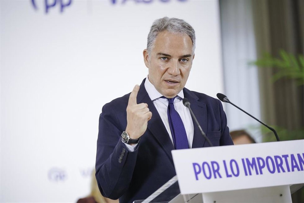 El vicesecretario de coordinación autonómica y local y análisis electoral del Partido Popular, Elías Bendodo, durante un encuentro del Partido Popular, en Vitoria