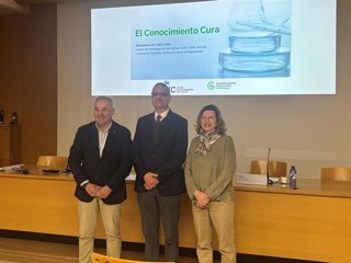 Presentación de las jornadas con el presidente de la AECC Saalamanca, Ángel Losada (i), el Director Científico del CIC, Xosé Bustelo (c) y la concejala de Salud, Vega Villar (d).