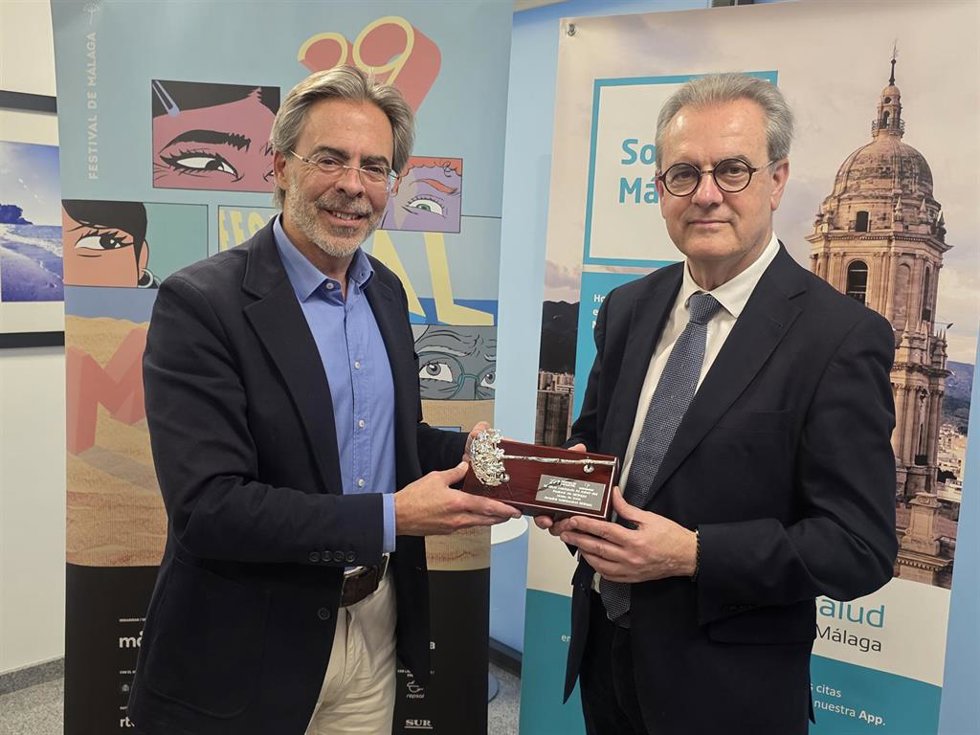 De izquierda a derecha, Tomás Urda, director gerente del Hospital Quirónsalud Málaga, y Juan Antonio Vigar, director del Festival de Málaga.