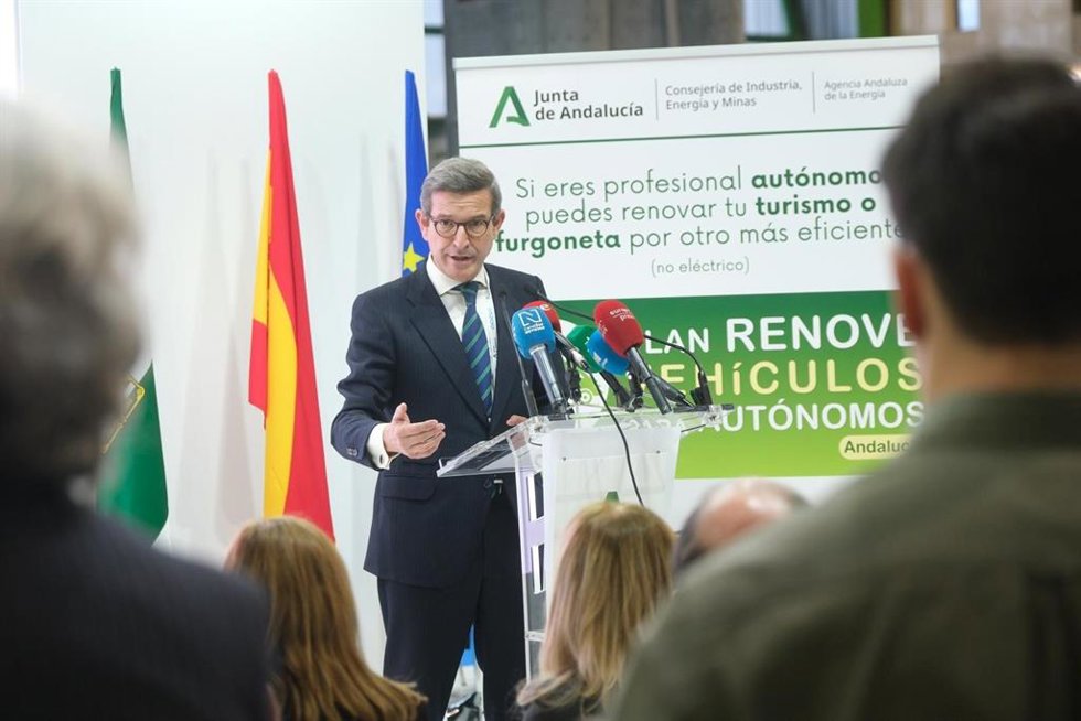 El consejero de Industria, Jorge Paradela, ha dado a conocer el primer Plan Renove de la Junta en Málaga.