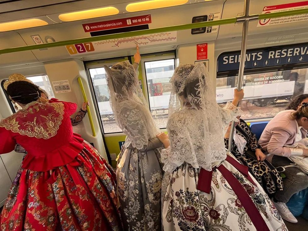 Falleras en Metrovalencia