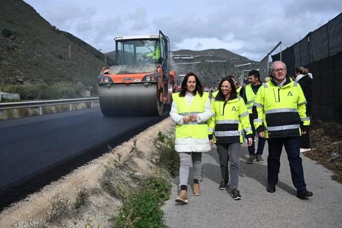 La consejera de Fomento, Articulación del Territorio y Vivienda, Rocío Díaz, visita la renovación del firme del principal acceso a Albuñol desde la autovía A-7.