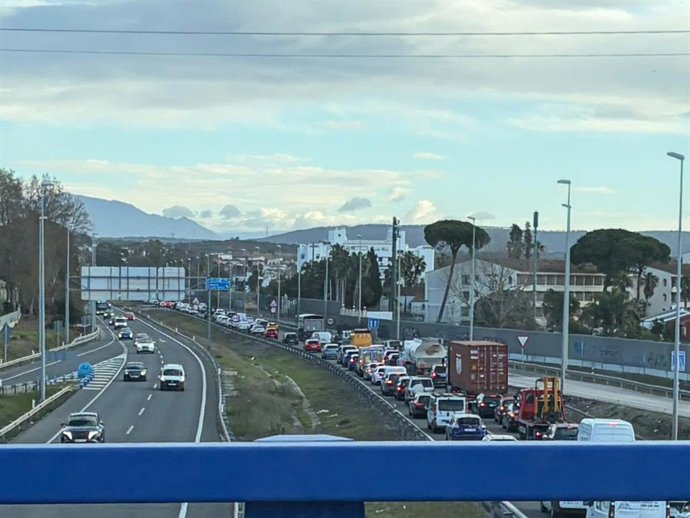 Retención de tráfico en la A-7 a su paso por Guadacorte y San Roque