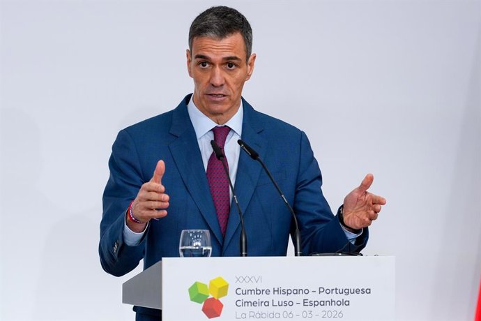 Comparação perante os meios de comunicação do presidente do Governo, Pedro Sánchez, após presidir, juntamente com o seu homólogo português, Luís Montenegro, à cerimônia de assinatura dos acordos da XXXVI Cimeira Hispano-Portuguesa, na Aula Magna da Univer