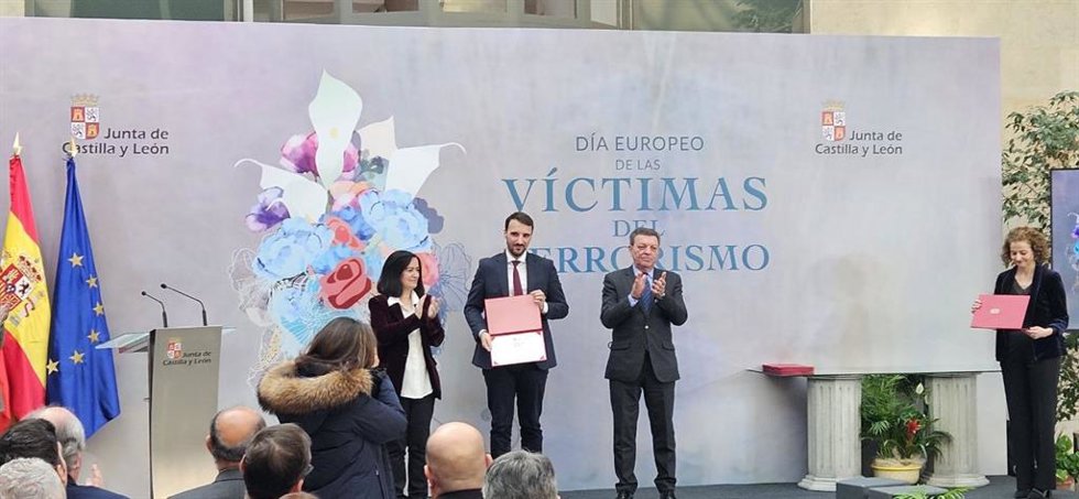 El consejero de la Presidencia, Luis Miguel González Gago, entrega los I Premios a trabajos académicos sobre deslegitimación del terrorismo, y clausura el acto institucional con motivo del Día Europeo de las Víctimas del Terrorismo