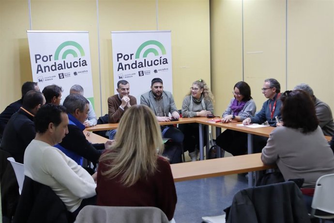 Imagen de este martes del encuentro del coordinador federal de IU y candidato de Por Andalucía a la Presidencia de la Junta, Antonio Maíllo, con el comité de empresa de los operarios de limpieza de colegios del Ayuntamiento de Sevilla.