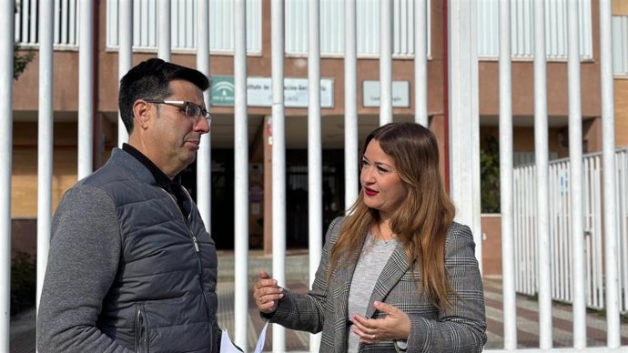 La parlamentaria socialista Verónica Pérez, junto con el alcalde Umbrete (Sevilla), José Llorente