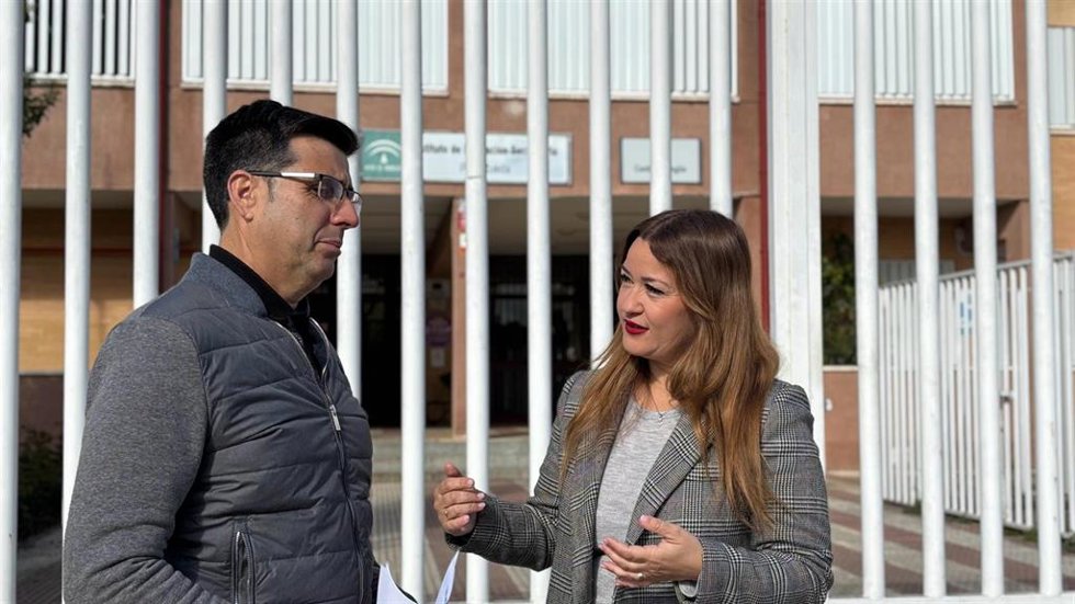 La parlamentaria socialista Verónica Pérez, junto con el alcalde Umbrete (Sevilla), José Llorente