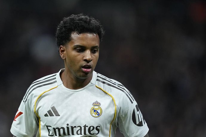 Archivo - El atacante brasileño del Real Madrid Rodrygo Goes, ante el Sevilla FC en el Santiago Bernabéu.