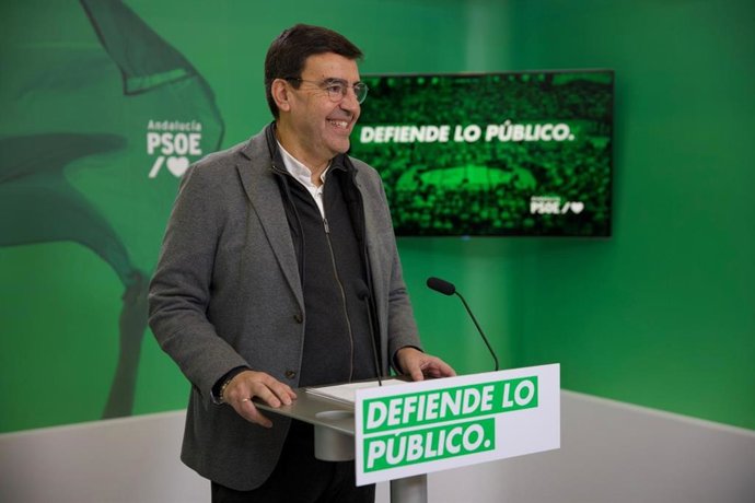 El portavoz de Presidencia del Grupo Socialista en el Parlamento andaluz, Mario Jiménez, en rueda de prensa en la sede del PSOE-A en Sevilla.