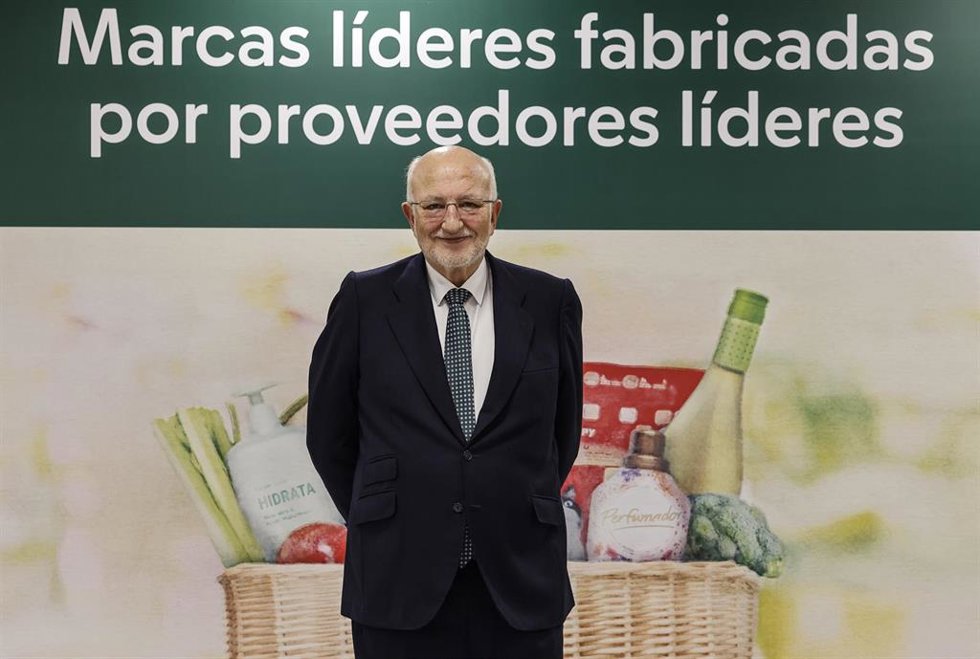 Archivo - El presidente de Mercadona, Juan Roig, posa tras una rueda de prensa para informar sobre los datos económicos de Mercadona en 2024 y sus previsiones para 2025, en Jarrods, a 11 de marzo de 2025, en Paterna, Valencia, Comunidad Valenciana (Espa