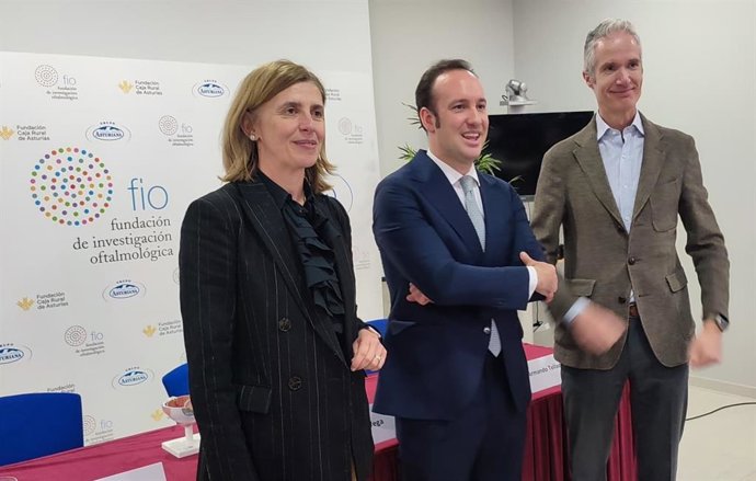 El director de investigación básica y traslacional del Instituto Fernández-Vega, Andrés Fernández-Vega; la directora de la Fundación Caja Rural de Asturias, Eva Pando; y el director general del Grupo Central Lechera Asturiana, José Armando Tellado.
