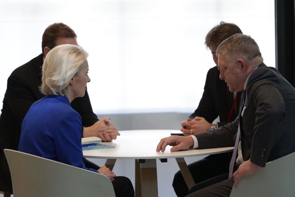 La presidenta de la Comisión Europea, Ursula von der Leyen, con el primer ministro de Eslovaquia, Robert Fico, en París