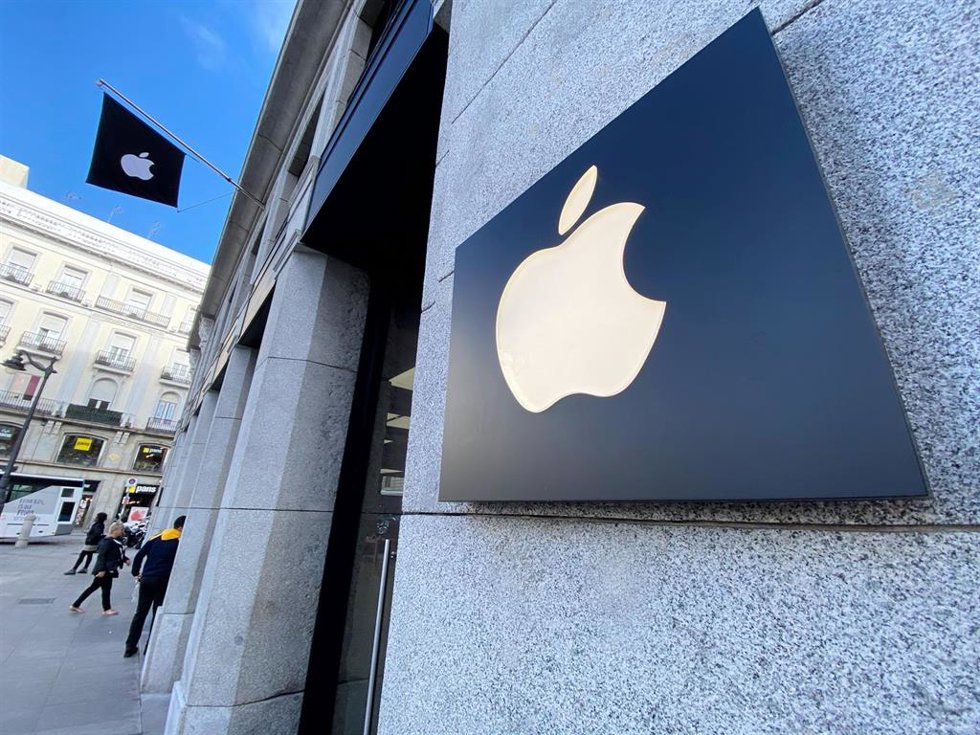 Archivo - Logo de Apple en la Apple Store de Madrid. 
