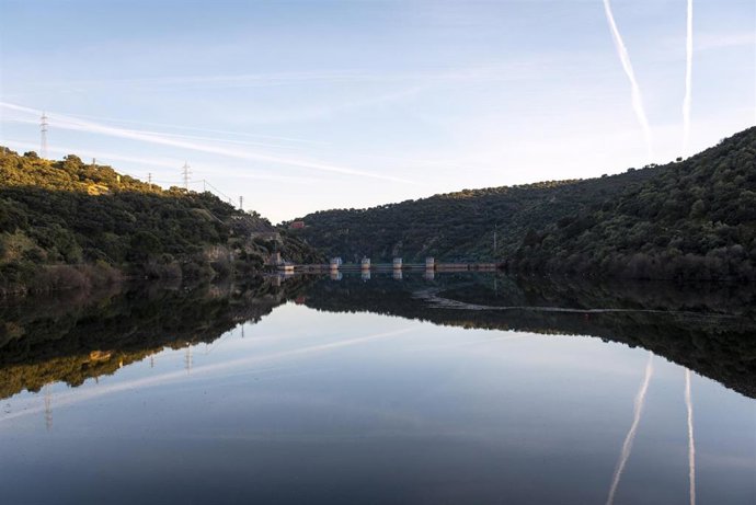Embalse y presa de Picadas, a 22 de febrero de 2026, en Aldea del Fresno, Madrid (España). 