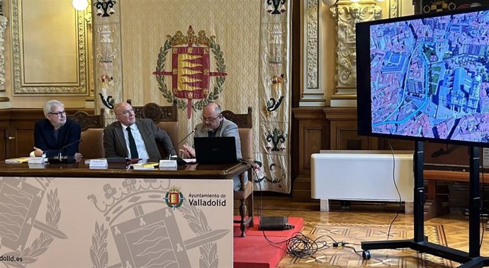 El alcalde de Valladolid, Jesús Julio Carnero, junto a los investigadores Luis Vasallo (izda) y Óscar Burón (dcha), en la presentación del libro 'Valladolid Entrambas Aguas'.