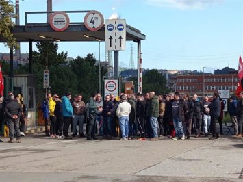 Piquetes de la huelga de la industria auxiliar bloqueran los accesos a la planta gijonesa de ArcelorMittal.
