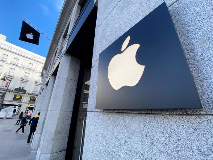 Archivo - Arquivo - Logotipo da Apple no edifício da loja da Apple na Puerta del Sol, em Madri (Espanha), em 13 de novembro de 2019.