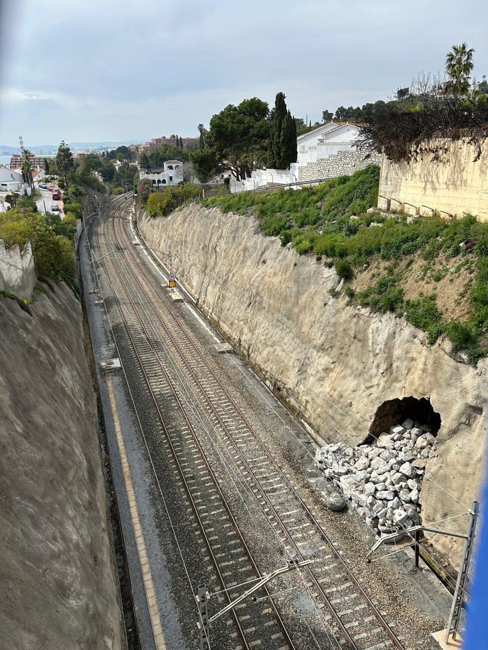 El grupo 'popular' en el Congreso registrará una pregunta para que el Gobierno explique la que califican de "nueva chapuza" con el Cercanías de la provincia, tras colocar ADIF piedras de gran tamaño para la protección tras el derrumbe parcial de un muro.