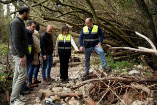 La consejera de Sostenibilidad y Medio Ambiente de la Junta, Catalina García (2d), realiza una visita al Parque Natural Sierra de Grazalema, donde se inician las actuaciones para la recuperación tras los efectos de los temporales en el río Majaceite.
