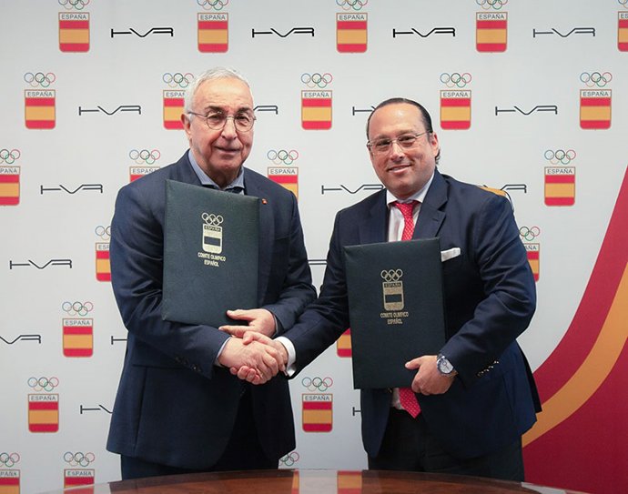 El presidente del COE, Alejandro Blanco, y el presidente de HVR Energy, Luis Felipe Suárez-Olea del Arco, tras la firma del acuerdo de patrocinio hasta Los Ángeles 2028.