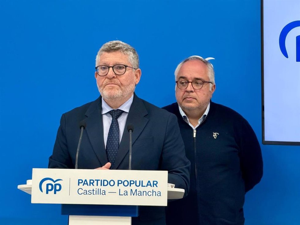 El diputado regional del PP, Nacho Redondo, ha denunciado el estado de la carretera en Illana.