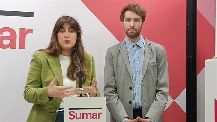 La secretaria general de Sumar Mugimendua, Alba García, y el secretario político, Sergitz Moreno, en rueda de prensa en Bilbao