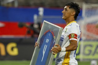 Futbol, Universidad de Chile vs Universidad de Concepcion. Fecha 6, Liga de Primera 2026. El jugador de Universidad de Concepcion Osvaldo Gonzalez recibe un homenaje antes del partido de primera division contra Universidad de Chile disputado en el