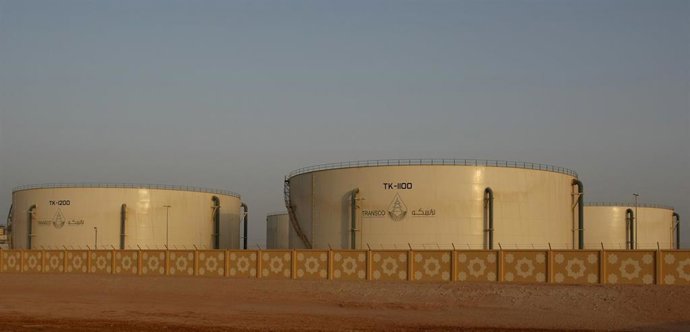 Archivo - Complejo industrial petrolero en Abu Dabi (Emiratos Árabes)