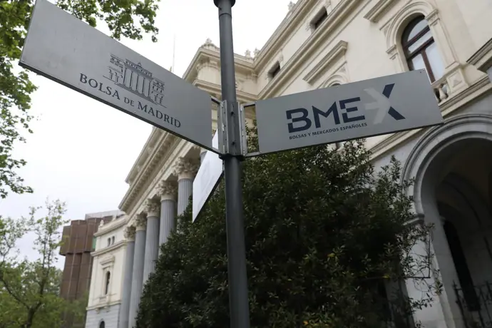 Cartel que indica el edificio de la Bolsa de Madrid, en Madrid (España)