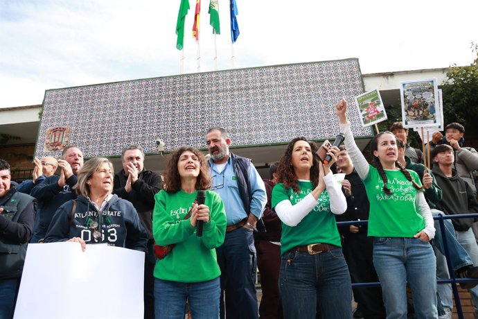 La comunidad docente del IES Híspalis durante una concentración ante el cierre del centro. 