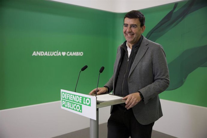 El portavoz de Presidencia del Grupo Socialista en el Parlamento andaluz, Mario Jiménez, en rueda de prensa.